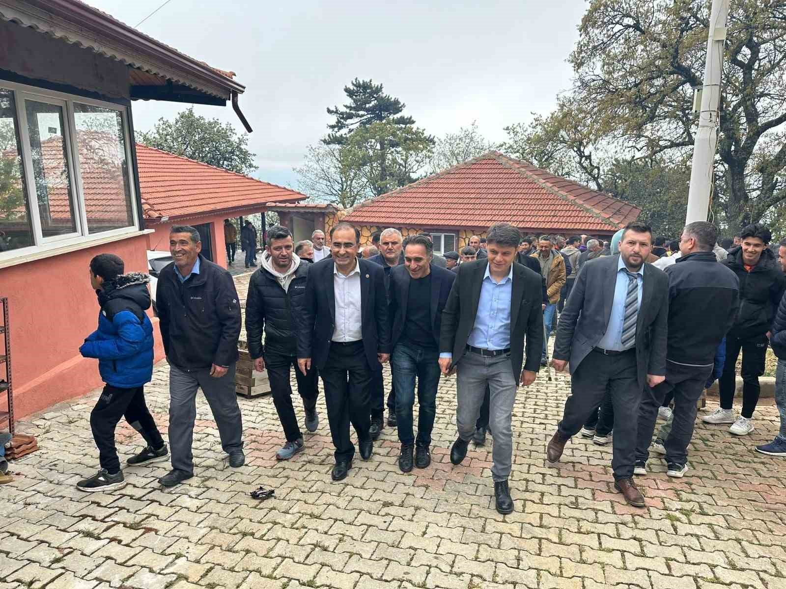 Afyonkarahisar’ın Sandıklı ilçesine bağlı Akharım beldesinde öğle namazı sonrası yağmur