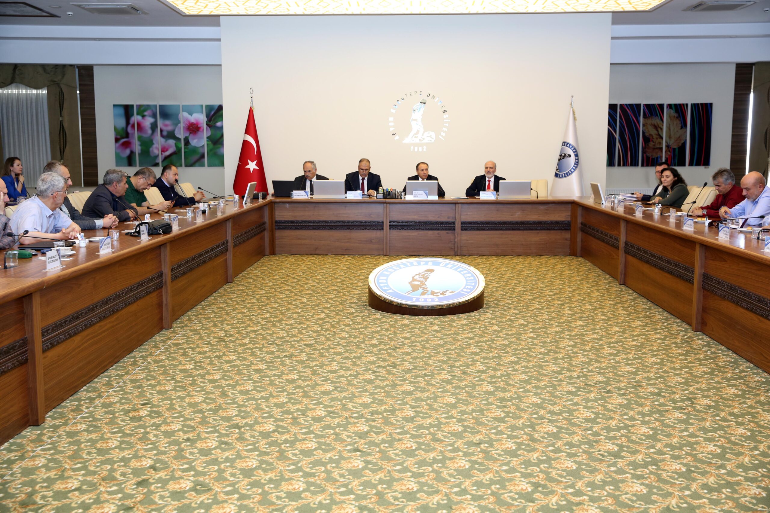 AKÜ Senato Toplantısında konuşan AKÜ Rektörü Prof. Dr. Mehmet Karakaş,