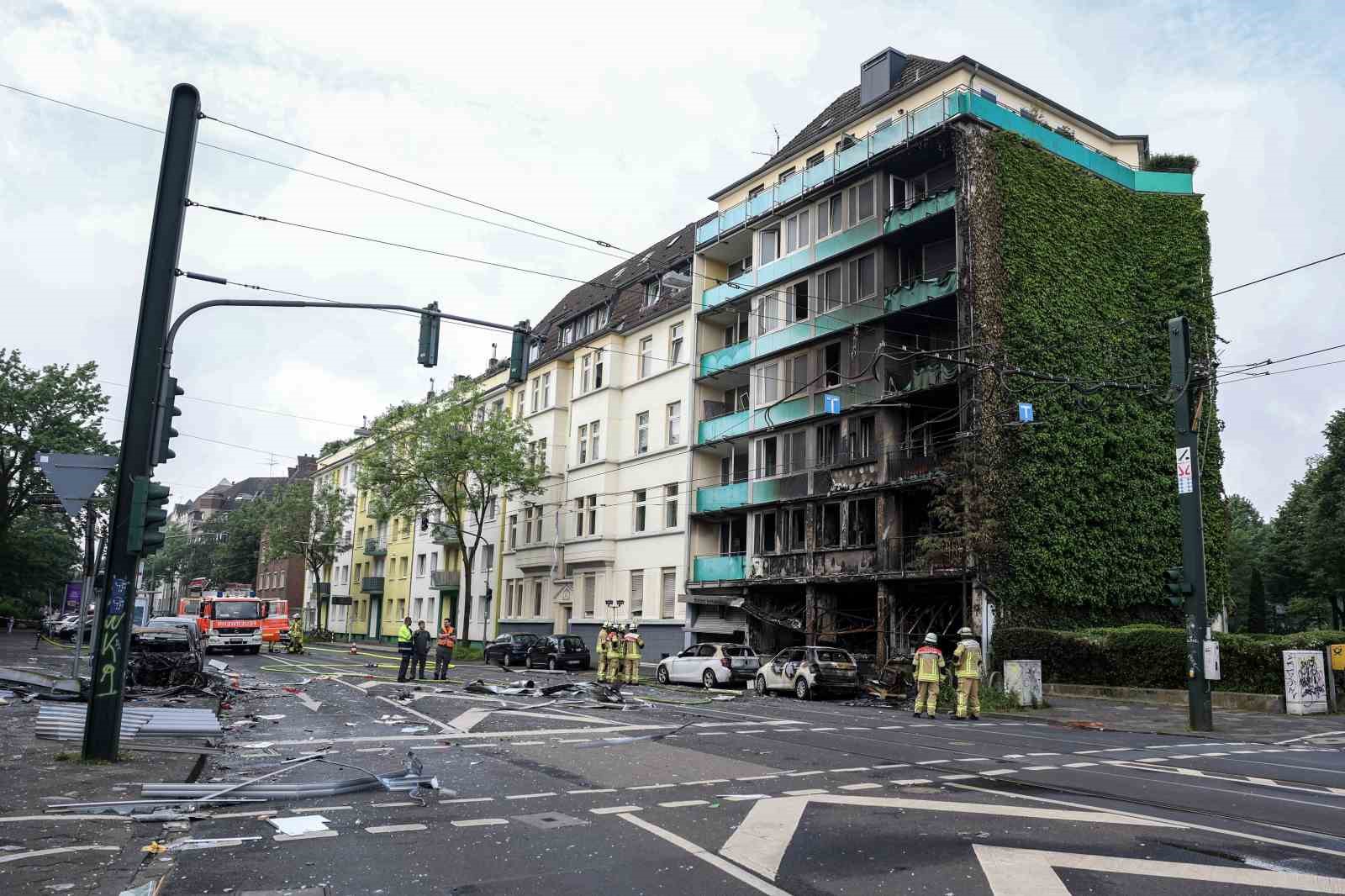 Almanya’nın Düsseldorf kentinde bir apartmanın alt katındaki büfede meydana gelen