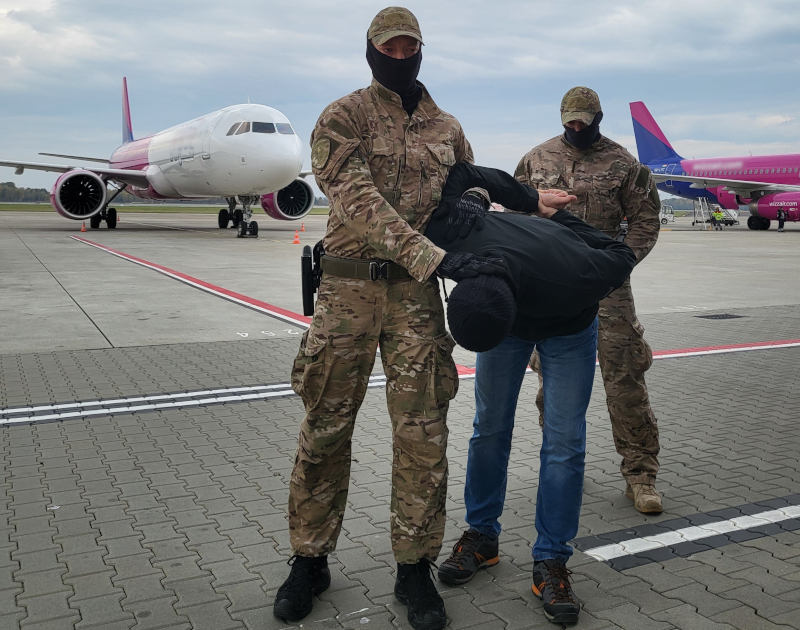 Almanya’da cinayet şüphelisi olarak aranan Türk vatandaşı, Polonya’da Katowice-Antalya seferini