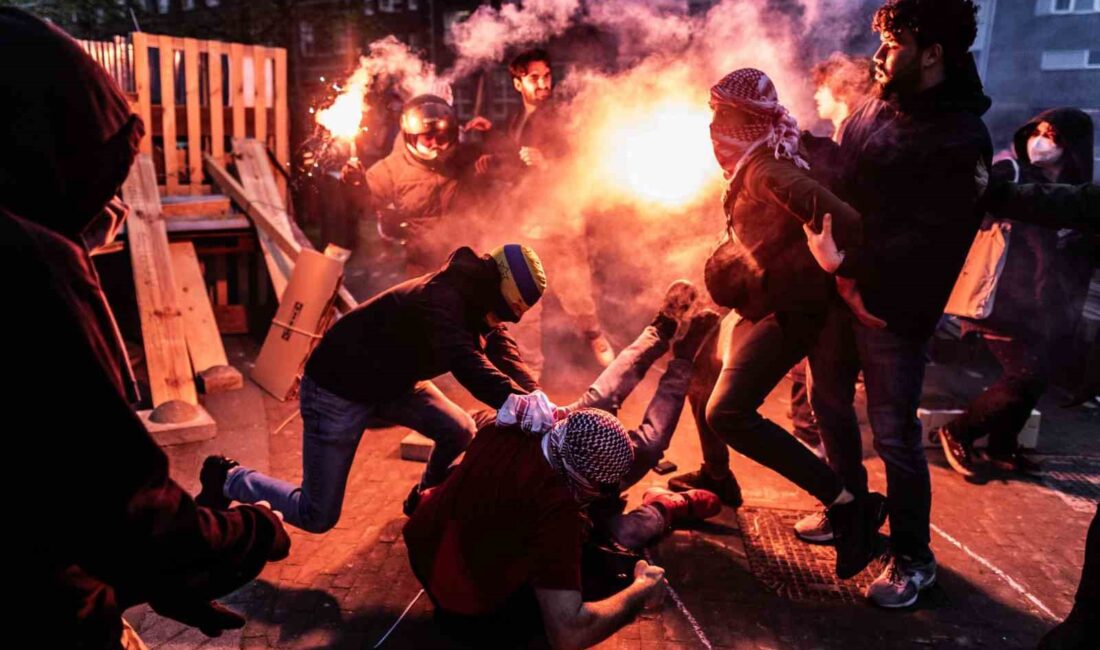 Hollanda’daki Amsterdam Üniversitesi’ndeki Filistin’e destek gösterilerine düzenlenen polis baskınında 125