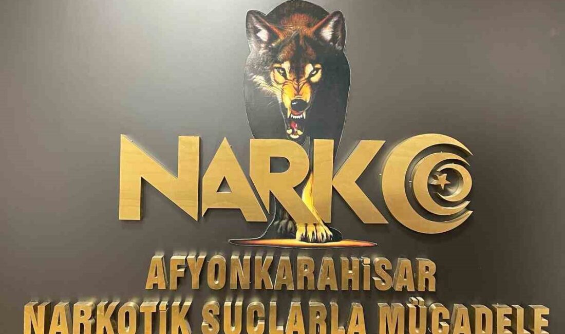 AFYONKARAHİSAR’DA POLİS TARAFINDAN DURDURULAN BİR OTOMOBİLDE UYUŞTURUCU MADDELER ELE GEÇİRİLİRKEN,
