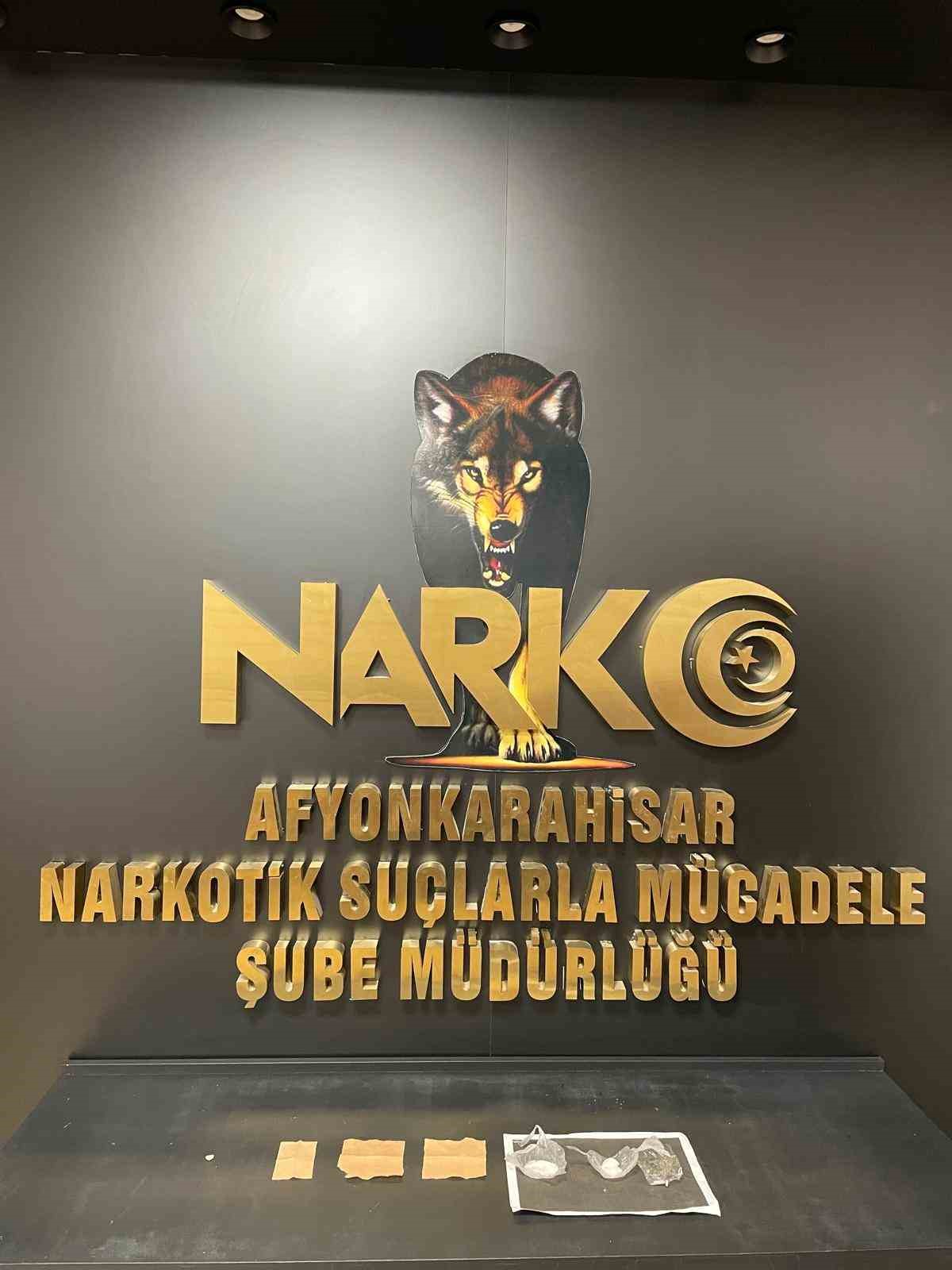 AFYONKARAHİSAR’DA POLİS TARAFINDAN DURDURULAN BİR OTOMOBİLDE UYUŞTURUCU MADDELER ELE GEÇİRİLİRKEN,