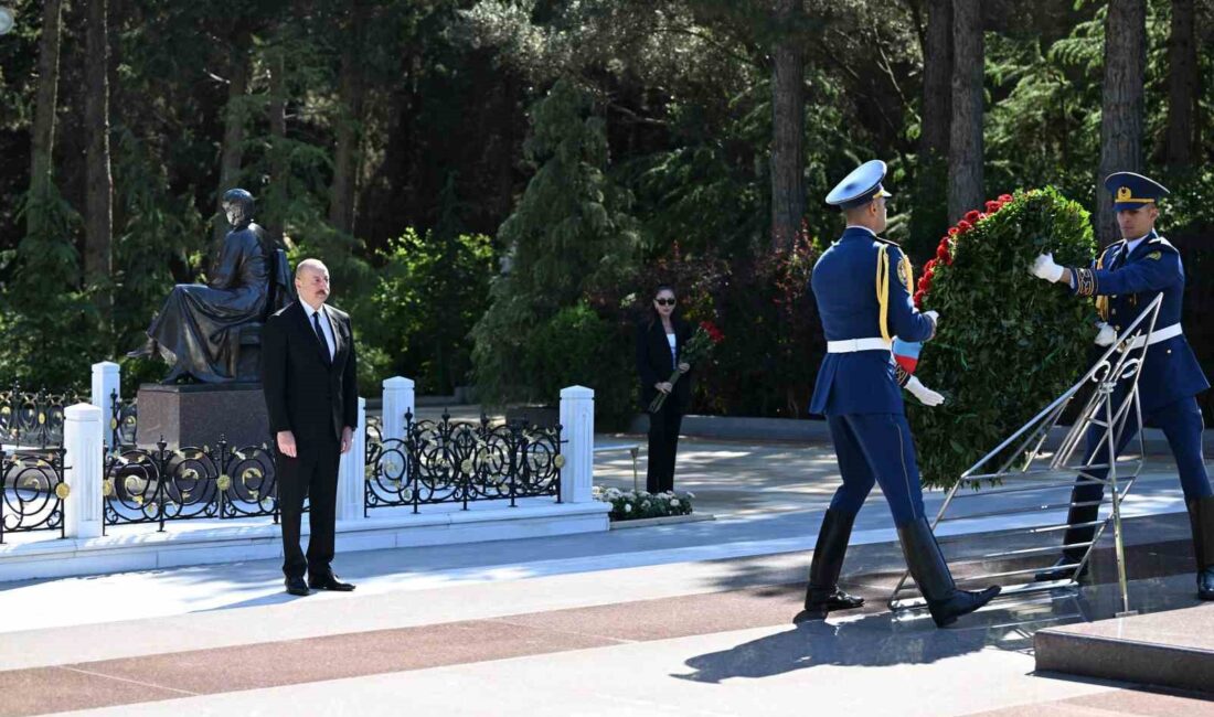 AZERBAYCAN'IN ULUSAL LİDERİ HAYDAR ALİYEV, 101. DOĞUM GÜNÜNDE KABRİ BAŞINDA