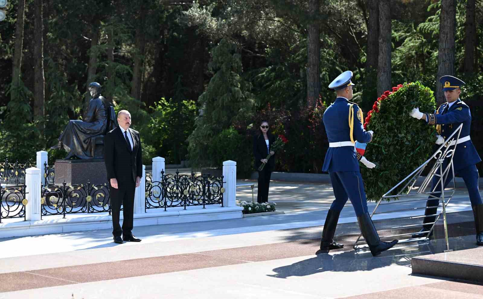 AZERBAYCAN'IN ULUSAL LİDERİ HAYDAR ALİYEV, 101. DOĞUM GÜNÜNDE KABRİ BAŞINDA
