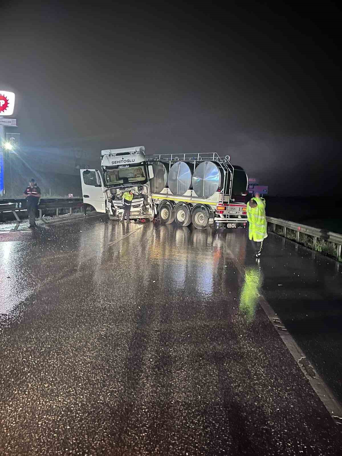Afyonkarahisar’da kontrolden çıkan tankerin bariyerlere çarpması sonucu yaşanan kazada 2