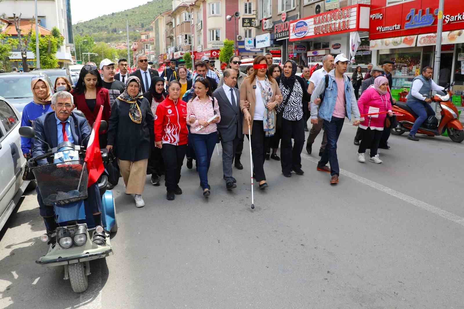 AFYONKARAHİSAR BELEDİYE BAŞKANI BURCU KÖKSAL, ENGELLİ BİREYLERİN YAŞADIKLARI ZORLUKLARA DİKKAT