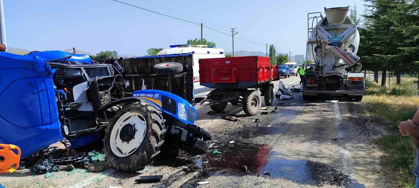 Afyonkarahisar’ın Dinar ilçesinde beton mikseri ile traktörün çarpıştığı kazada biri