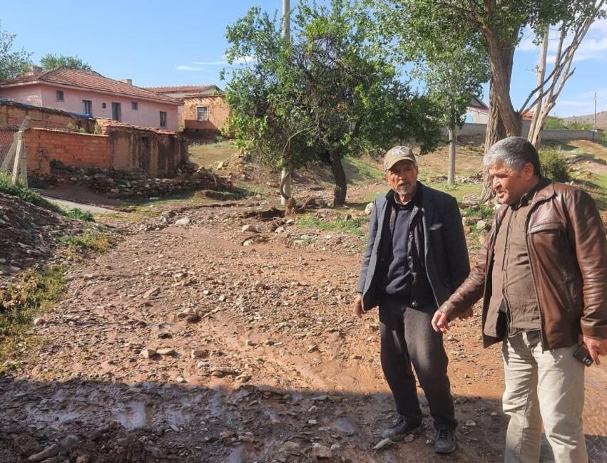 Afyonkarahisar’ın Bolvadin ilçesinde aniden bastıran yağış hayatı olumsuz etkilerken, yağış
