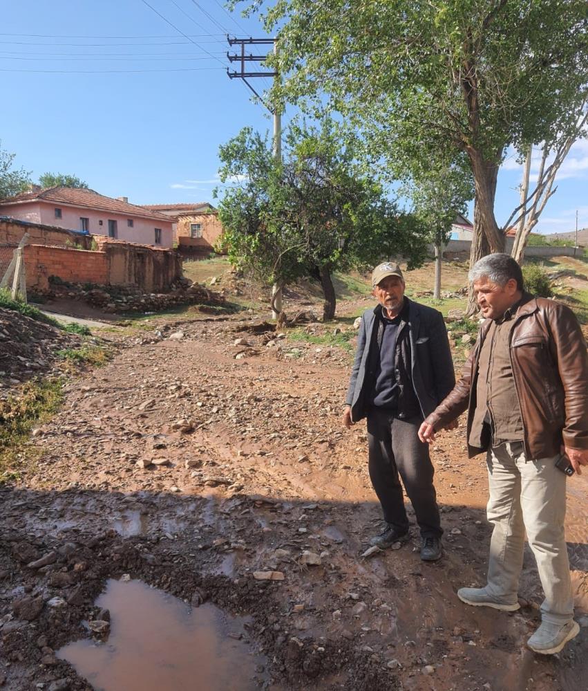 Afyonkarahisar’ın Bolvadin ilçesinde aniden bastıran yağış hayatı olumsuz etkilerken, yağış