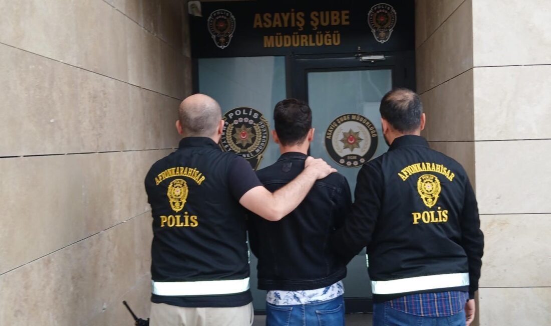 Afyonkarahisar’da çeşitli suçlardan aranan 2 kişi polisin takibi sonrası yakalanarak