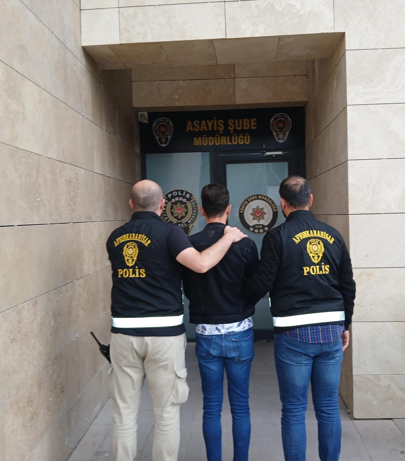 Afyonkarahisar’da çeşitli suçlardan aranan 2 kişi polisin takibi sonrası yakalanarak