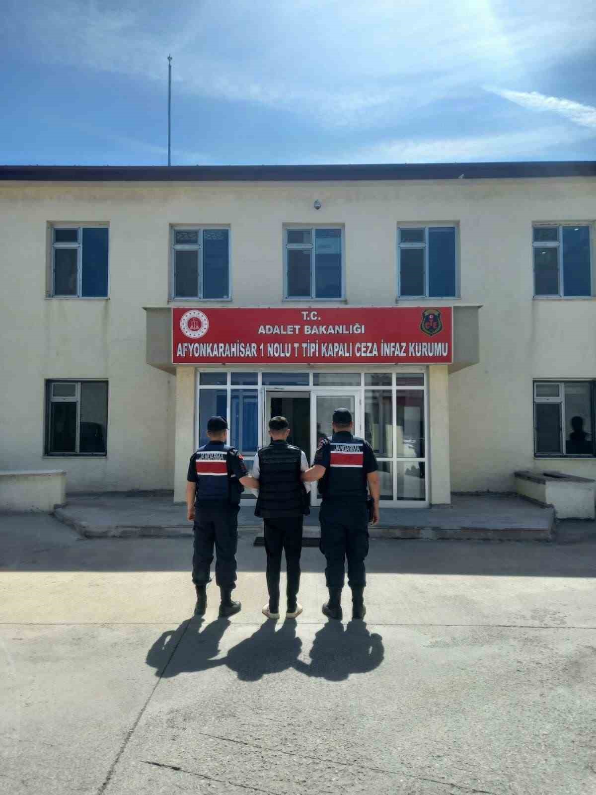 AFYONKARAHİSAR’DA ÇEŞİTLİ SUÇLARDAN ARANAN 2 ŞAHIS JANDARMA EKİPLERİNİN DÜZENLEDİKLERİ OPERASYONLARLA