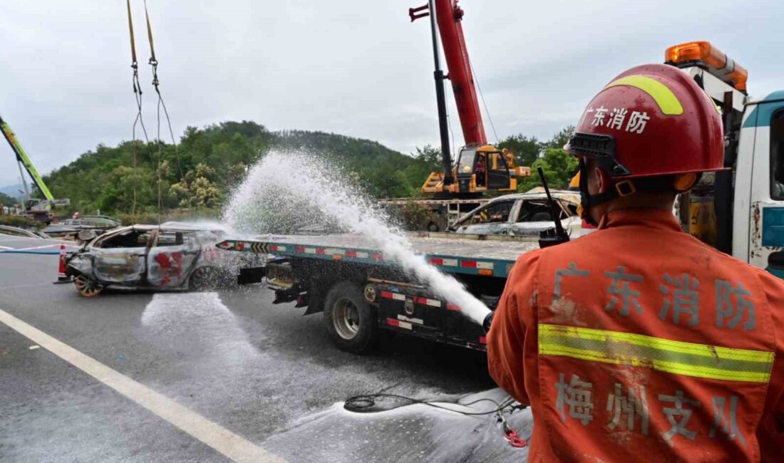 Çin’in Guangdong eyaletinde bir otoyolun çökmesi sonucu en az 19