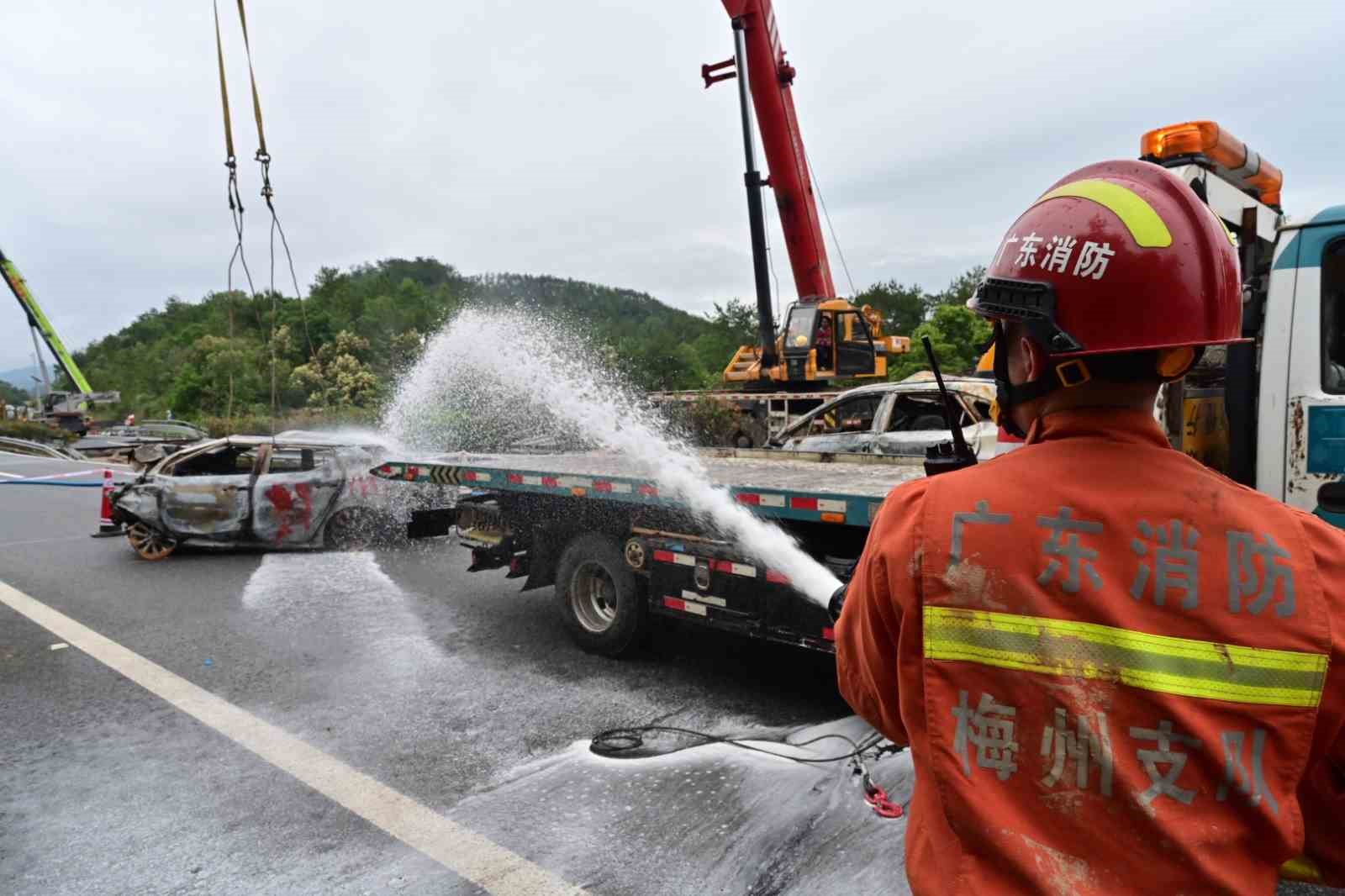 Çin’in Guangdong eyaletinde bir otoyolun çökmesi sonucu en az 19