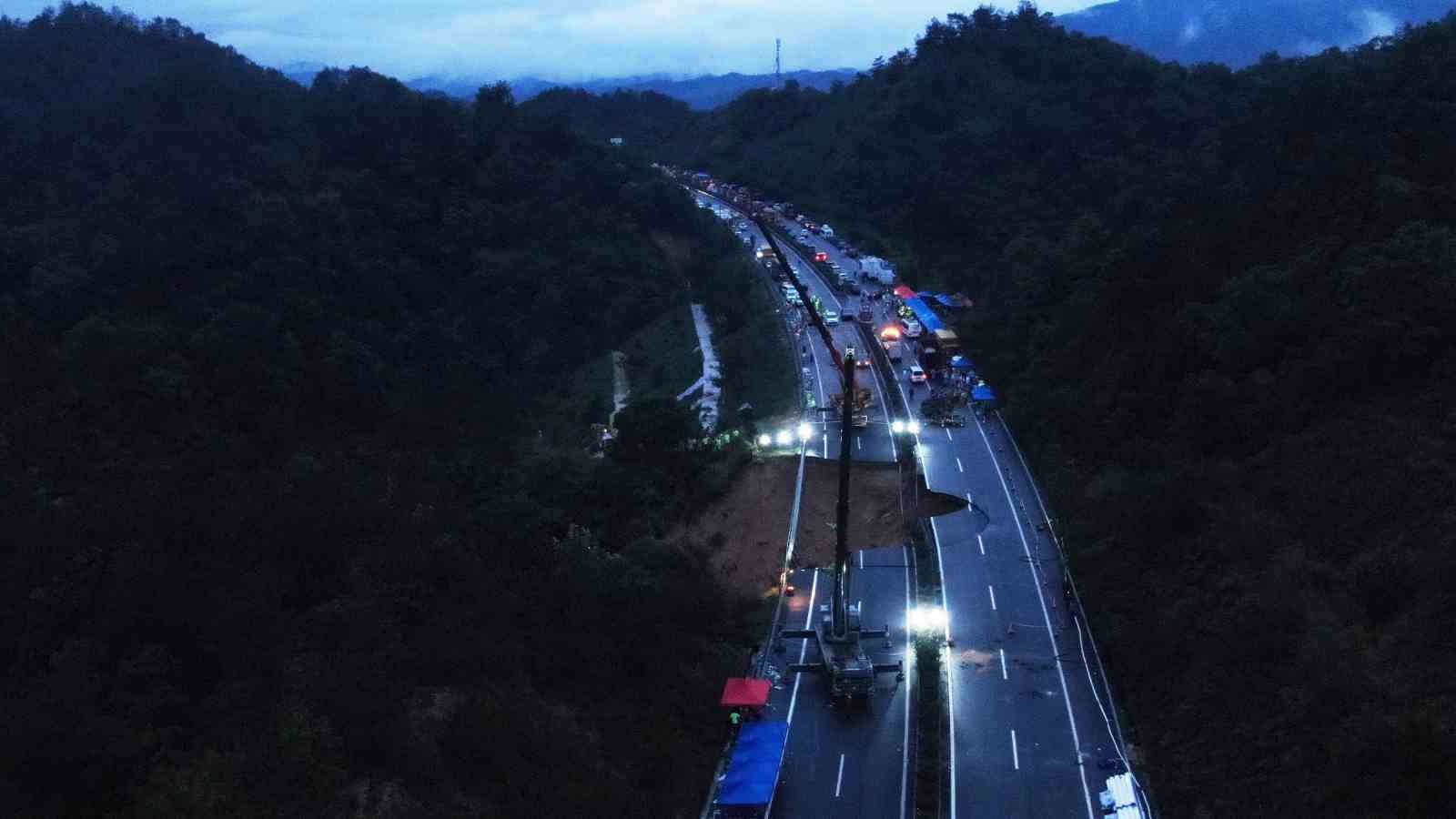 Çin’in Guangdong eyaletinde bir otoyolun çökmesi sonucu hayatını kaybedenlerin sayısı