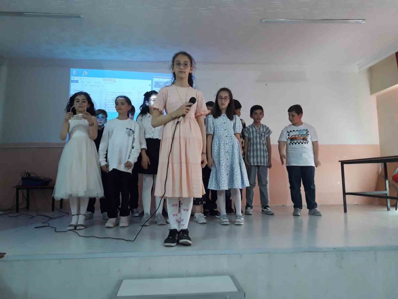 AFYONKARAHİSAR FATİH İLKOKULU, SINIF ÖĞRETMENİ ÖZCAN ÇALIŞKAN YÖNETİMİNDE TİYATRO KULÜBÜ