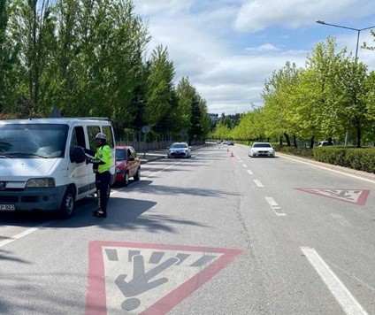   Eskişehir’de polis ekiplerince yapılan trafik denetimlerinde 14 bin 28