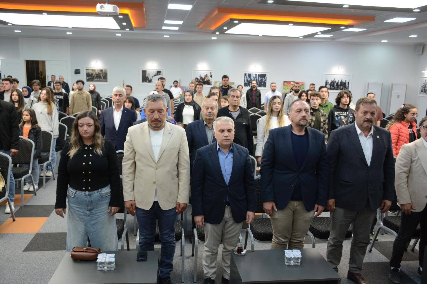 Dinar ilçesinde 100.Yıl Bilim Sanat ve Kongre Merkezi’nde düzenlenen kum