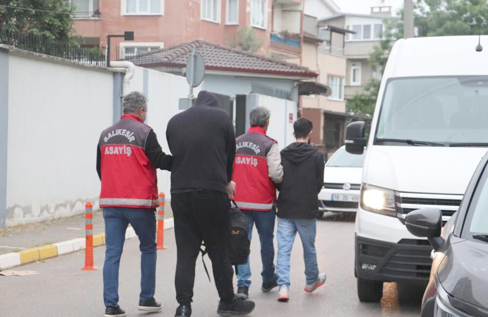 Balıkesir’in Erdek ilçesinde sahte internet sitesi kuran çete üyeleri, oto