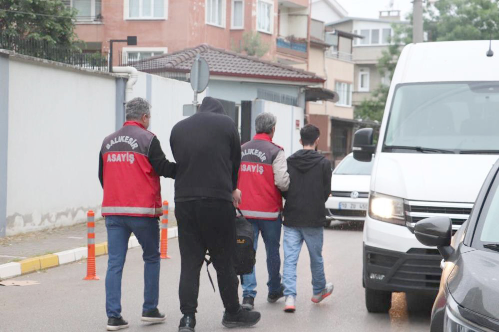 Balıkesir’in Erdek ilçesinde sahte internet sitesi kuran çete üyeleri, oto