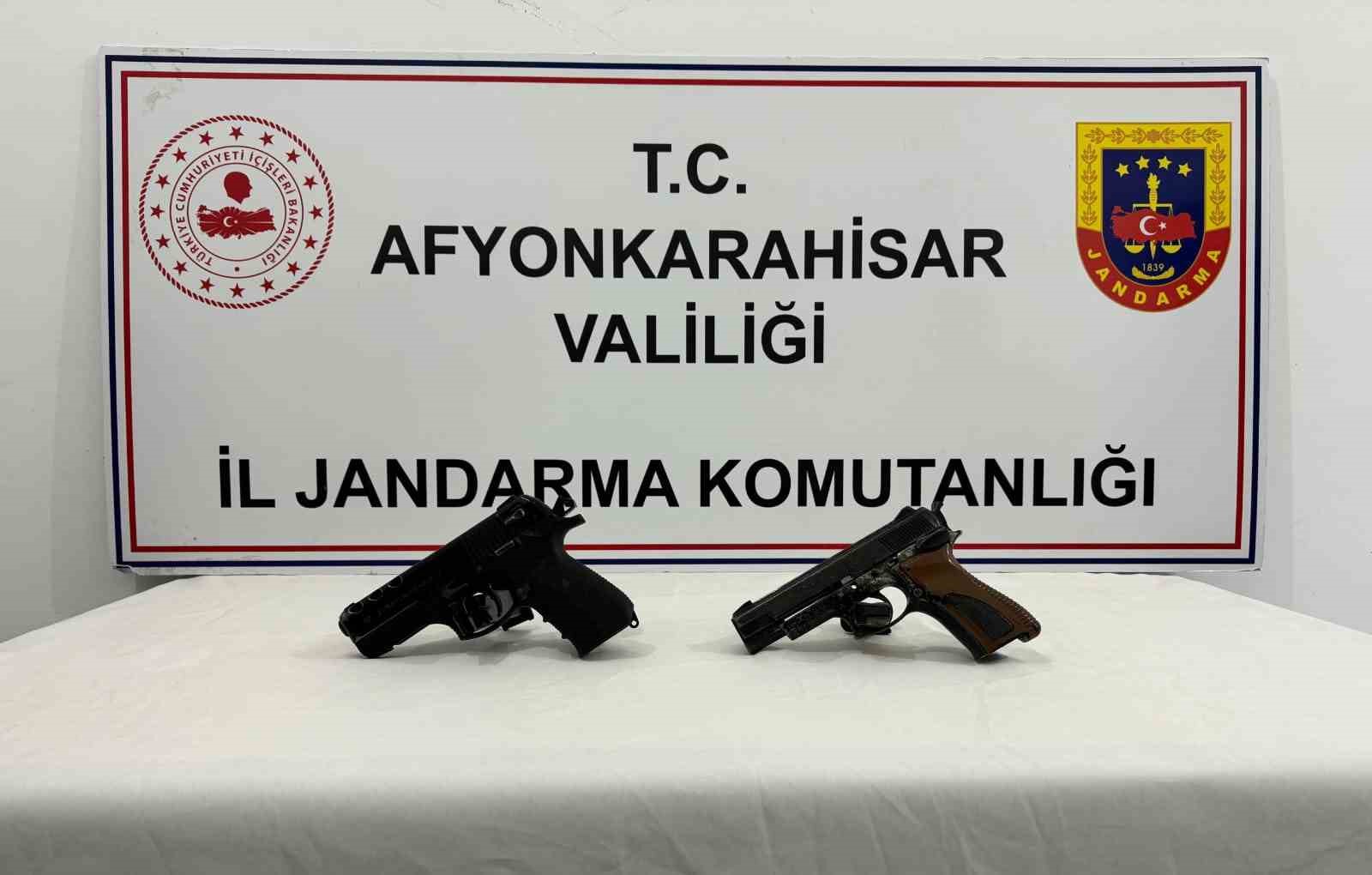 EKİPLER 2 ADET KURUSIKI TABANCA ELE GEÇİRDİ.