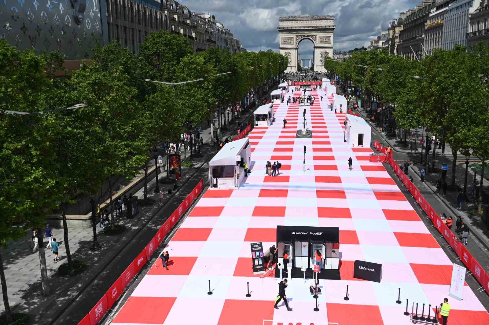 Fransa’nın başkenti Paris’teki dünyaca ünlü Şanzelize Caddesi’nde yaklaşık 4 bin