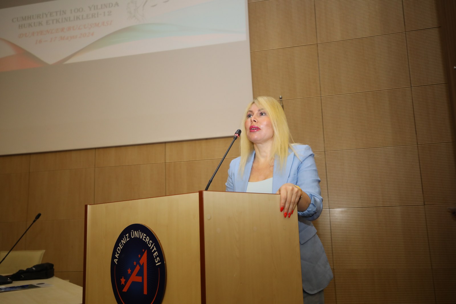 Akdeniz Üniversitesi Hukuk Fakültesinde meslekte 50 yılını dolduran hukukçuların katılımıyla