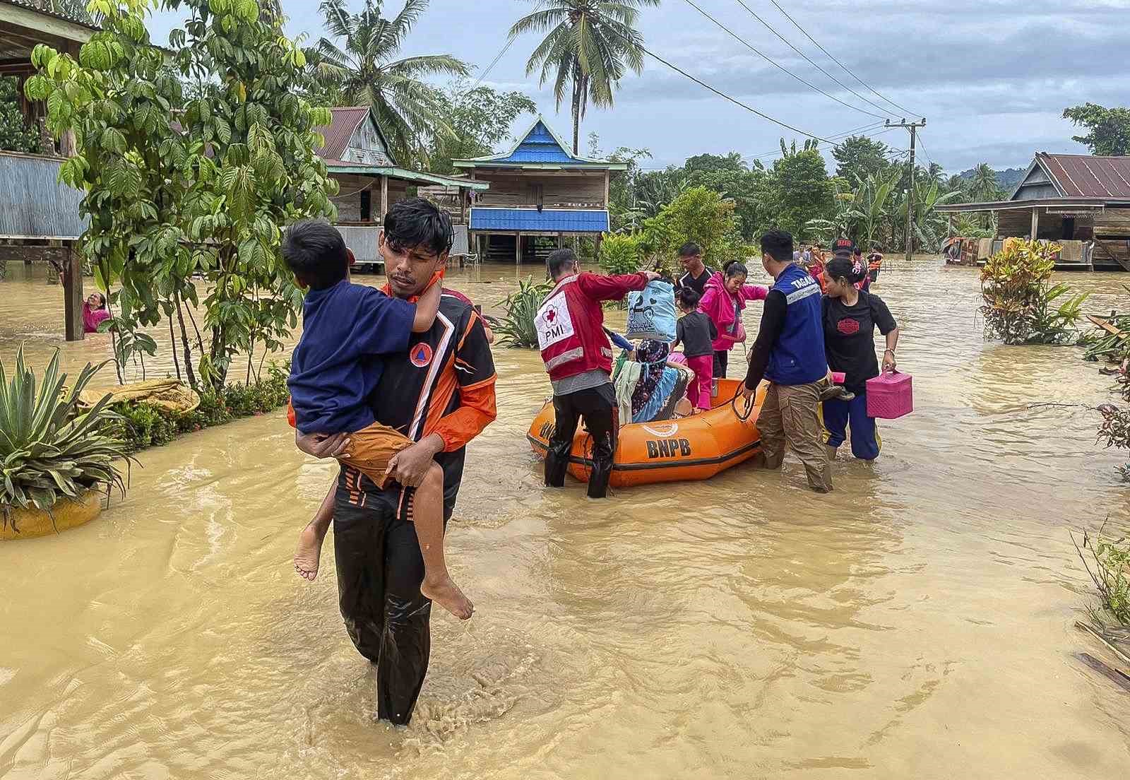 Endonezya’nın Güney Sulawesi bölgesinde meydana gelen sel ve heyelan sonucu