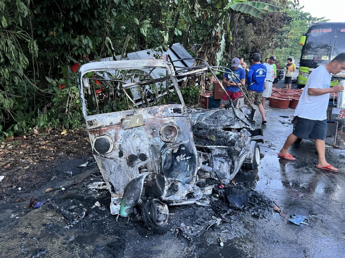 Filipinler’de bir kamyonun çarptığı “tuk-tuk” adlı 3 tekerlekli motorlu araç,