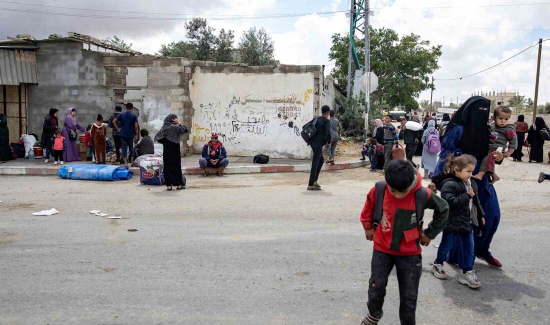 İSRAİL ORDUSUNUN REFAH’IN DOĞUSUNA TAHLİYE EMRİ VERMESİNİN ARDINDAN, FİLİSTİNLİLER BÖLGEDEN