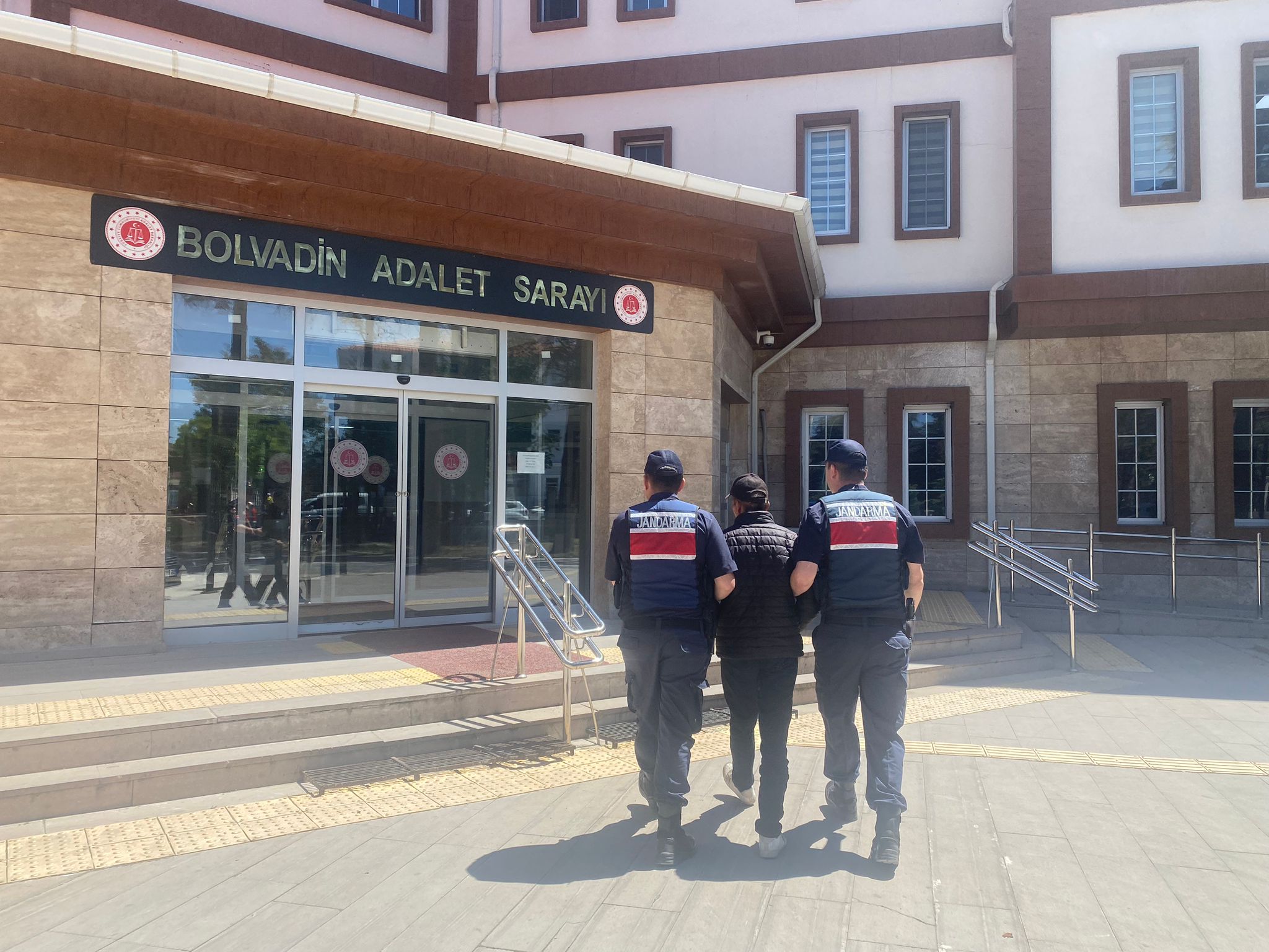 Afyonkarahisar İl Jandarma Komutanlığınca, aranan şahısların tespiti ve yakalanması için