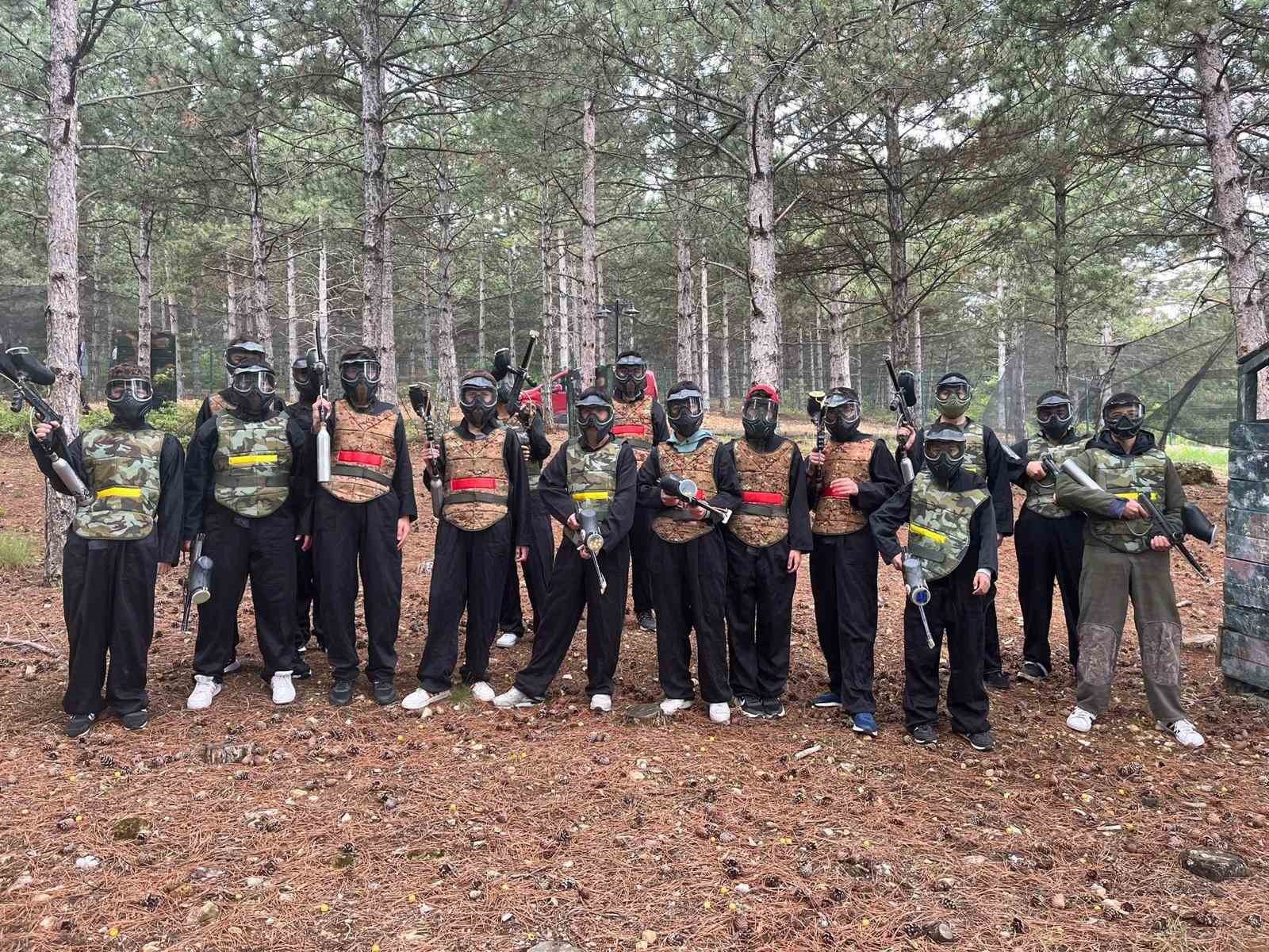 Gençlik haftasının ilk faaliyeti olan gençlik kampında gençler birbirinden farklı