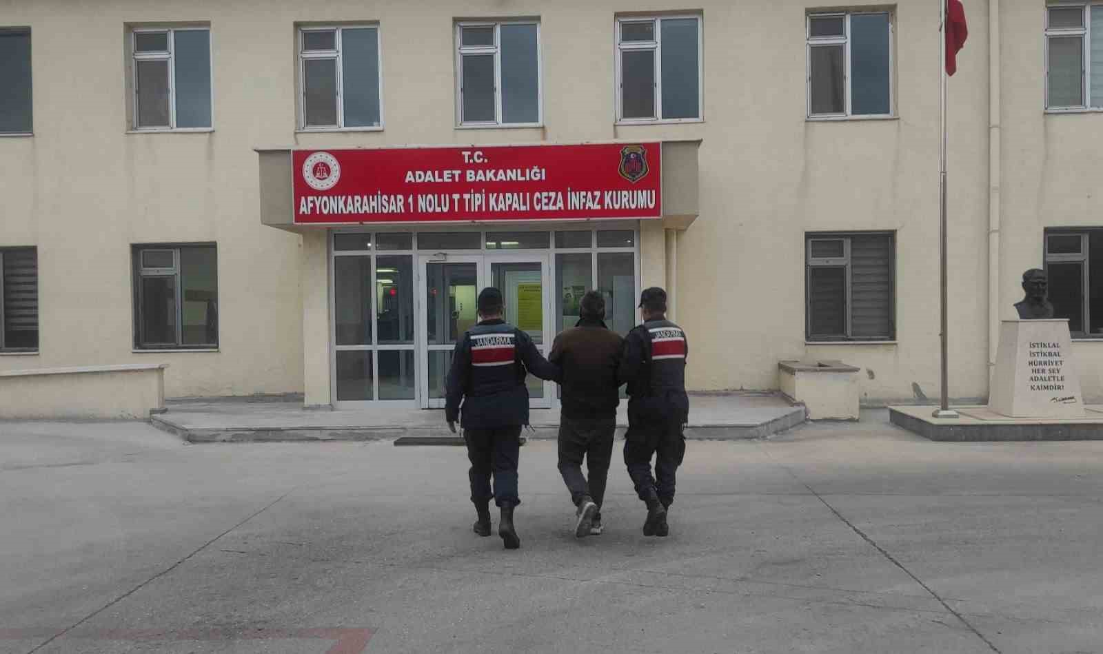 Afyonkarahisar’da göçmen kaçakçılığı suçundan aranana bir şahıs jandarma tarafından yakalandı.