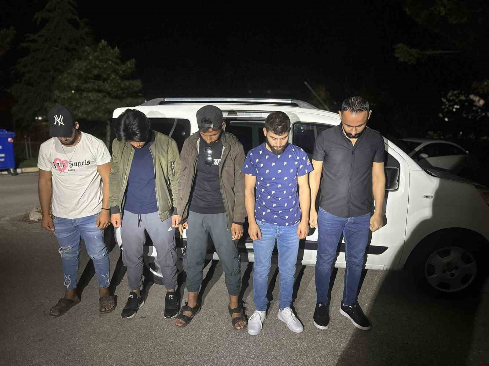 Afyonkarahisar’da polis tarafından durdurulan bir araçta 4 yabancı uyruklu şahıs