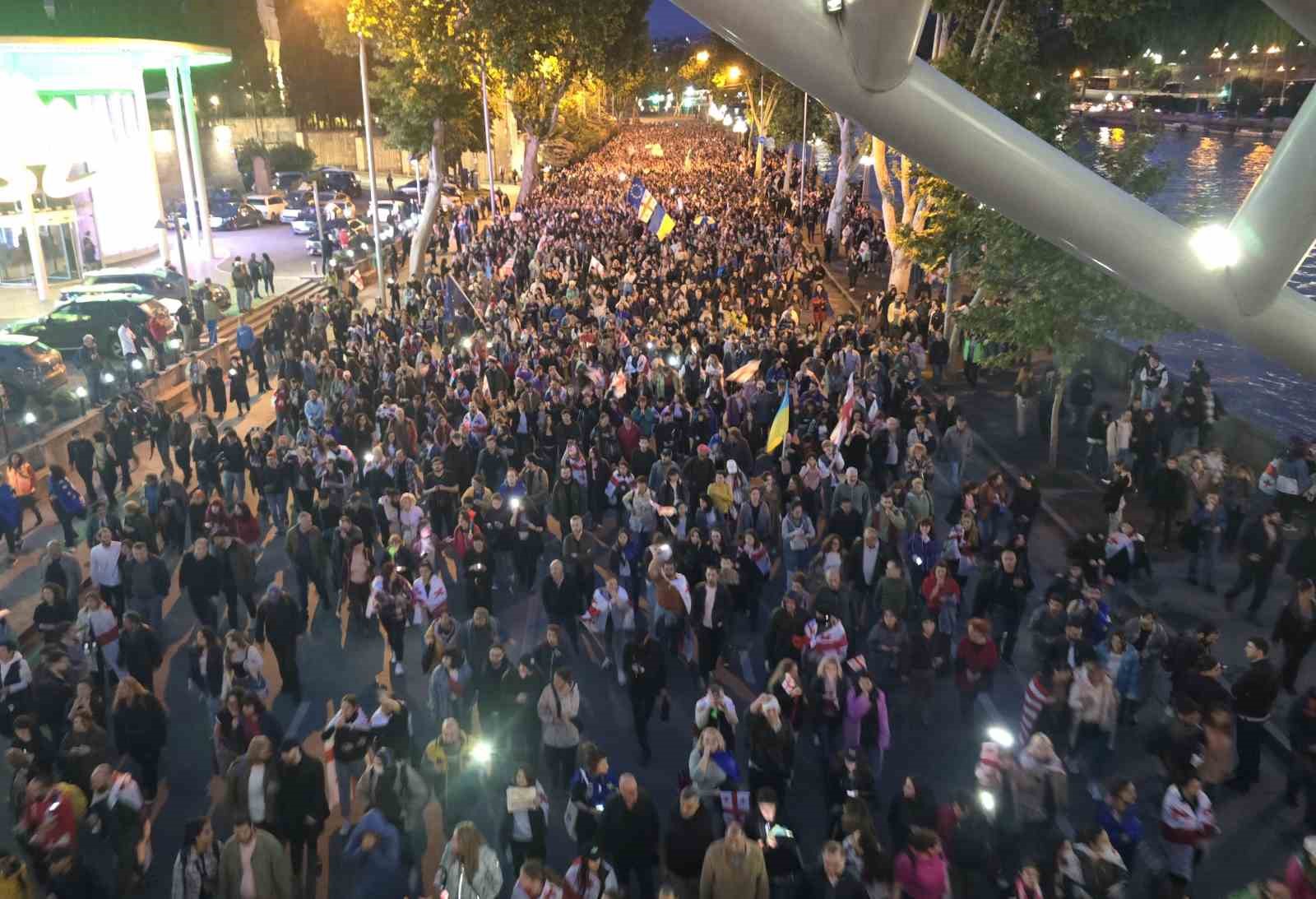 Gürcistan’da şiddetli protestolara rağmen 14 Mayıs’ta parlamentoda yasalaşan “Yabancı etkinin