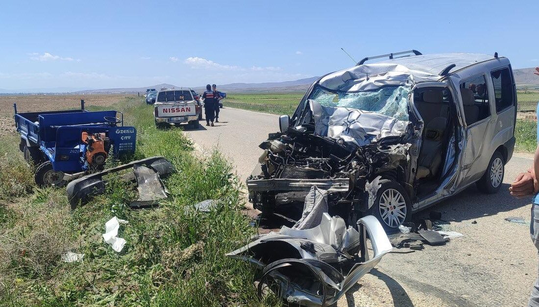 Afyonkarahisar’da hafif ticari aracın patpat diye tabir edilen tarım aracı