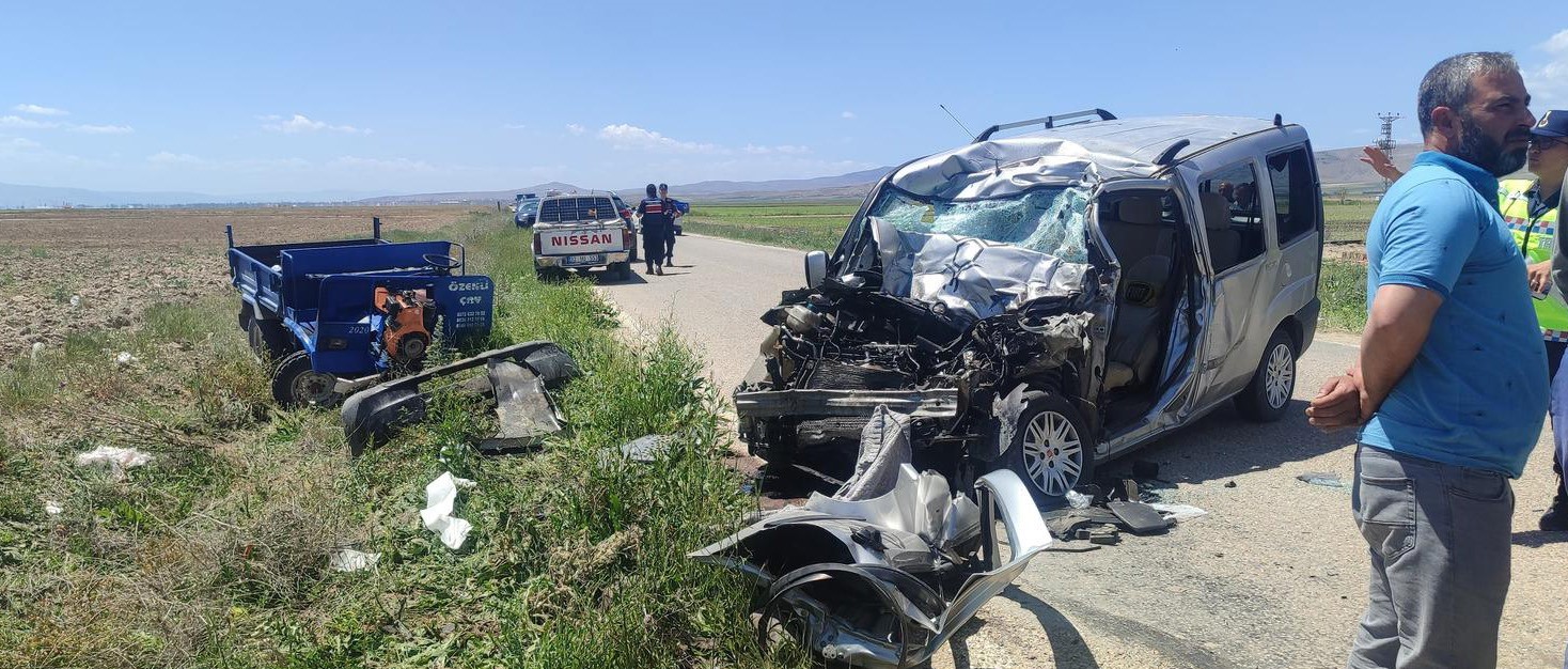 Afyonkarahisar’da hafif ticari aracın patpat diye tabir edilen tarım aracı