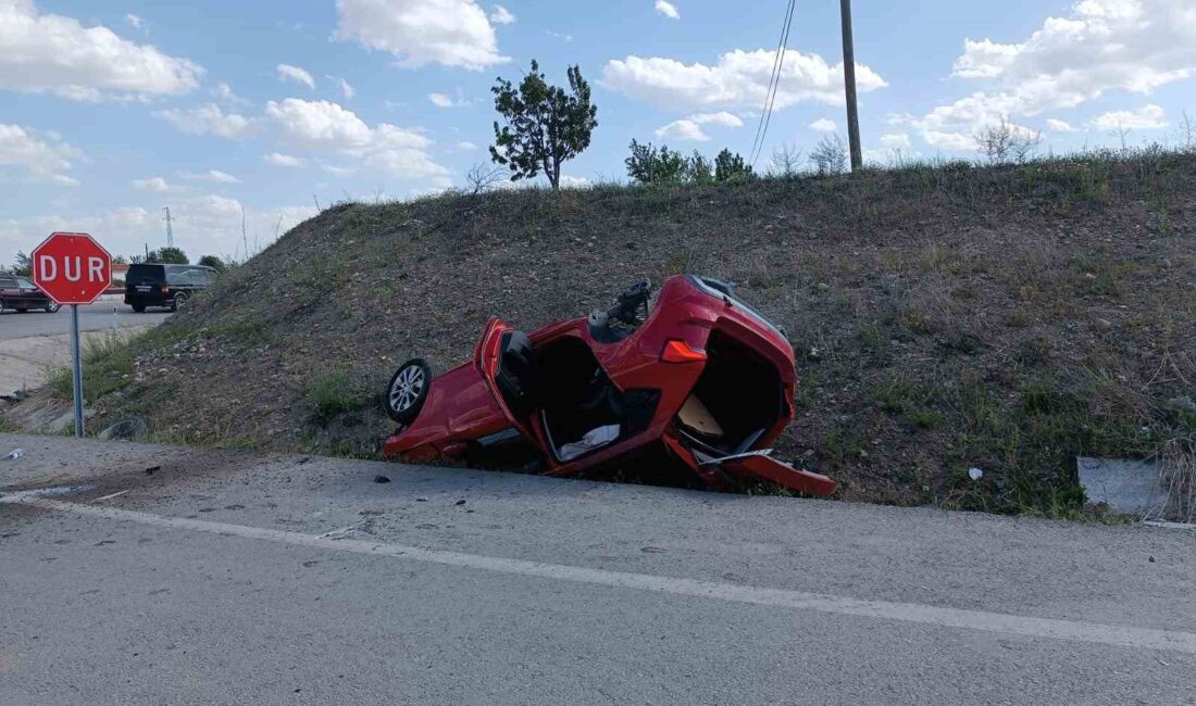 AFYONKARAHİSAR’DA HAFİF TİCARİ ARAÇLA ÇARPIŞAN OTOMOBİLİN TAKLA ATTIĞI KAZADA 4