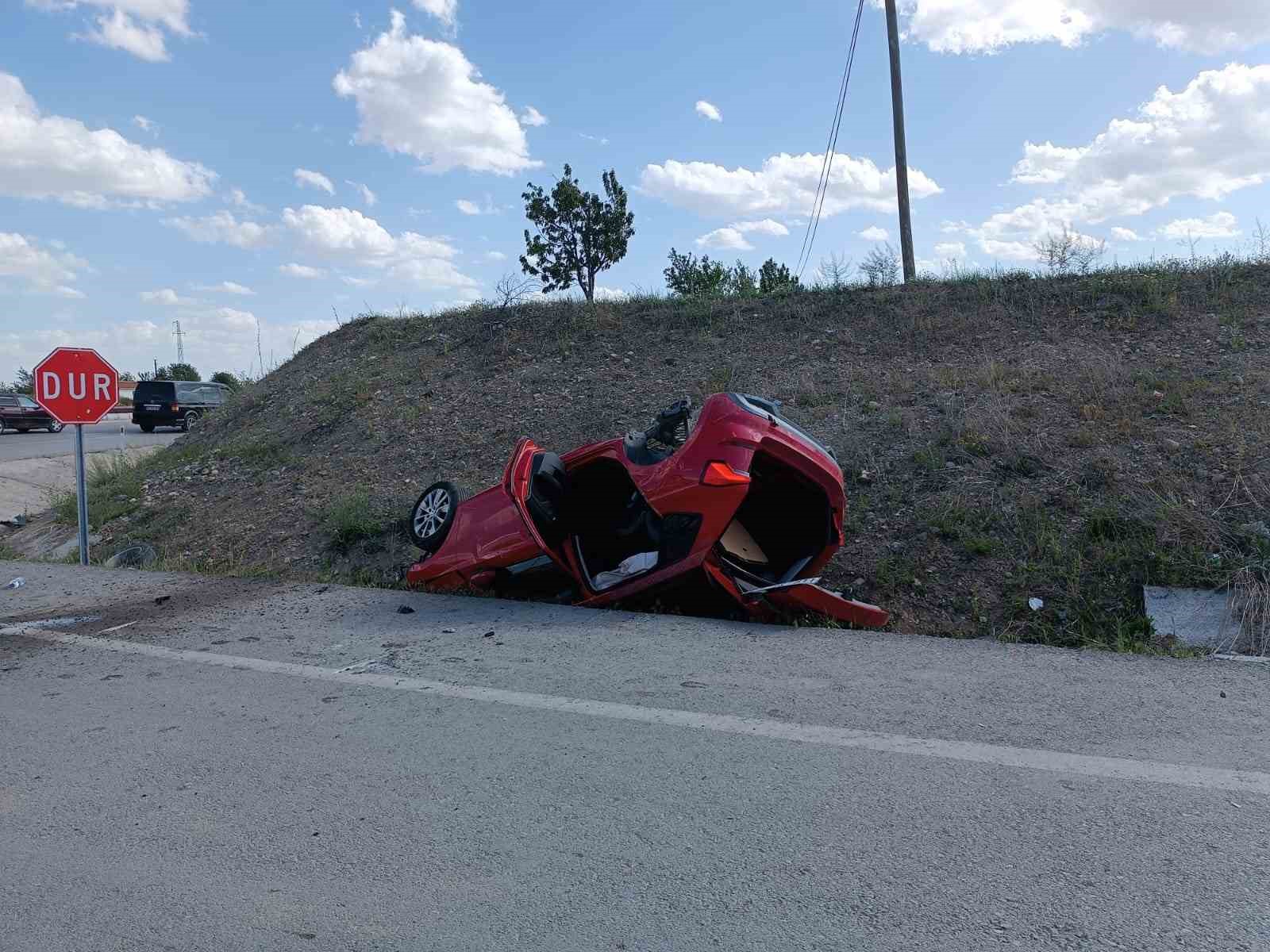 AFYONKARAHİSAR’DA HAFİF TİCARİ ARAÇLA ÇARPIŞAN OTOMOBİLİN TAKLA ATTIĞI KAZADA 4