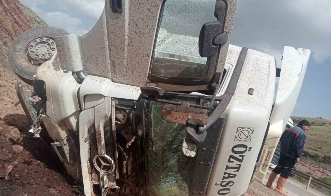 Afyonkarahisar’da kontrolden çıkan hafriyat kamyonunun devrildiği kazada 1 kişi yaralandı.
