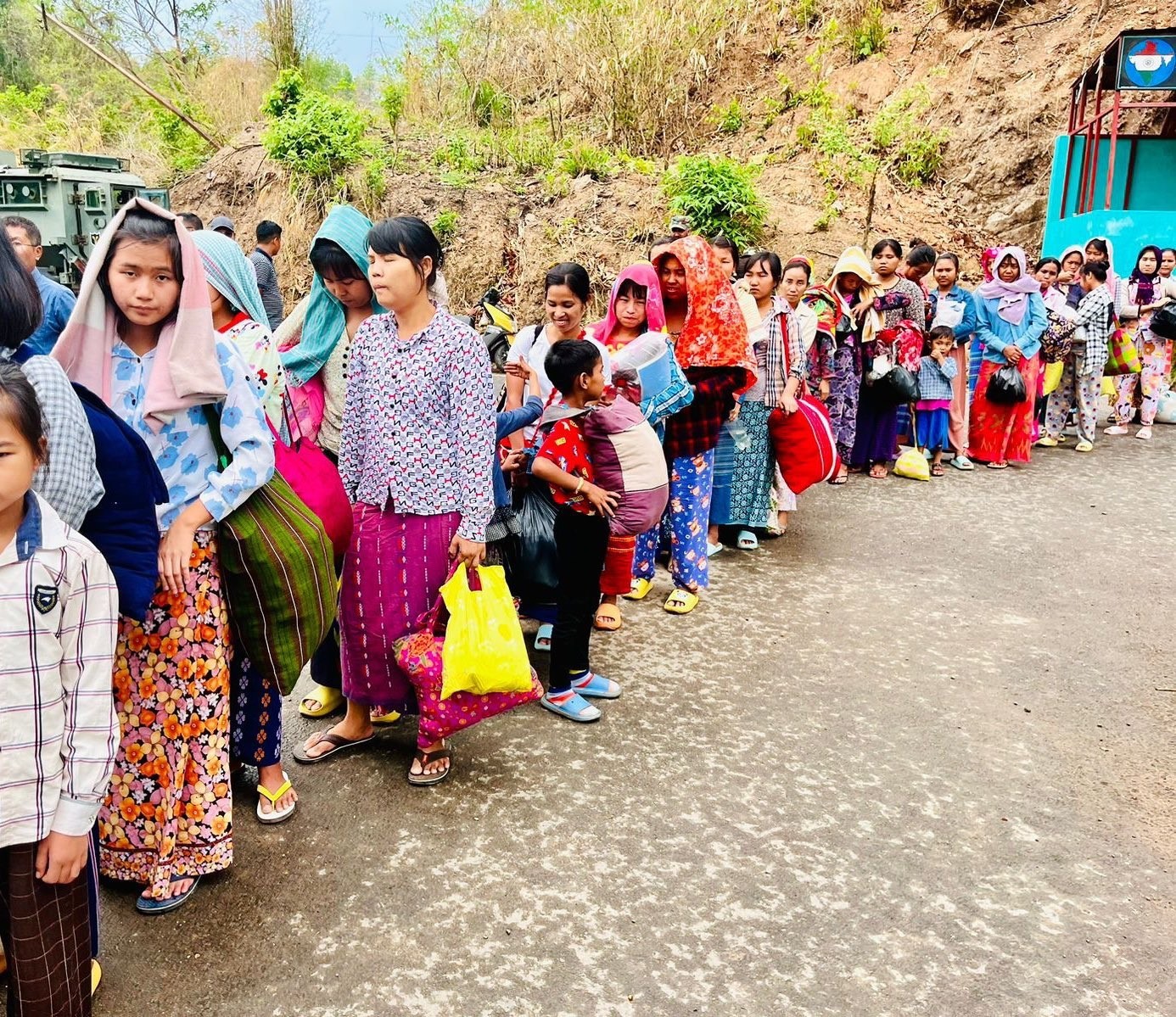 Hindistan, Myanmar Cuntası ile darbe karşıtları arasında çıkan çatışmalardan kaçarak