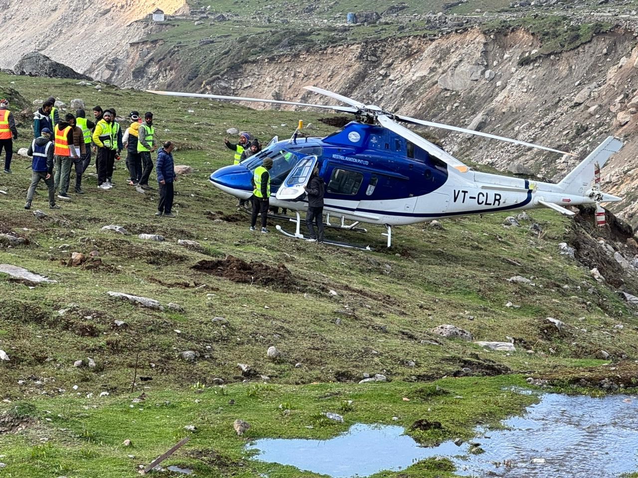 HİNDİSTAN'IN UTTARAKHAND EYALETİNDE İNİŞE GEÇEN BİR HELİKOPTER, KONTROLÜNÜ KAYBEDEREK BİR