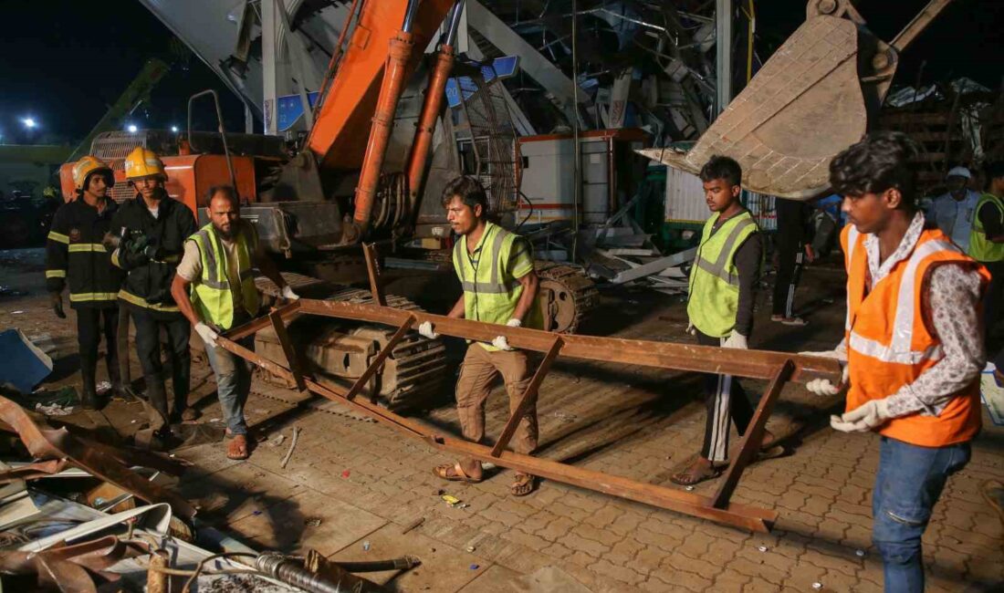 Hindistan’ın Mumbai kentinde fırtına sırasında 30 metre yüksekliğindeki reklam panosunun
