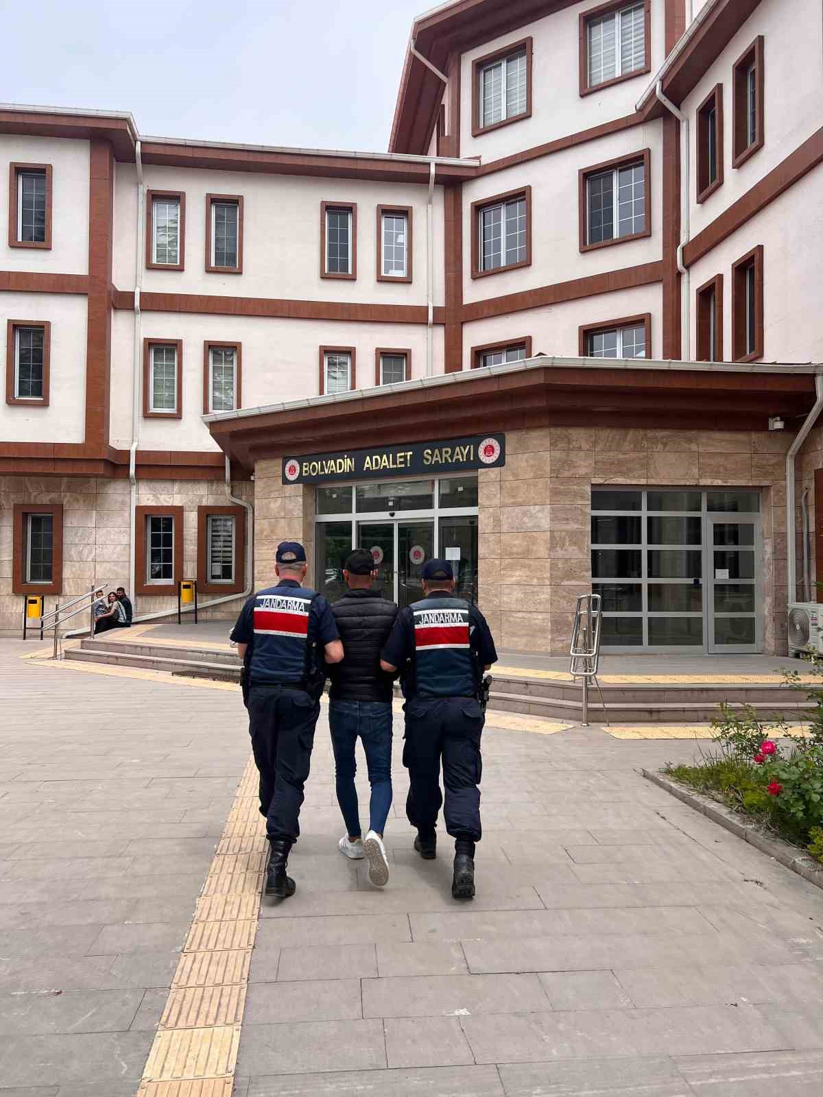 Afyonkarahisar’da hırsızlık suçundan 15 yıl hapis cezasıyla aranan şahsı jandarma