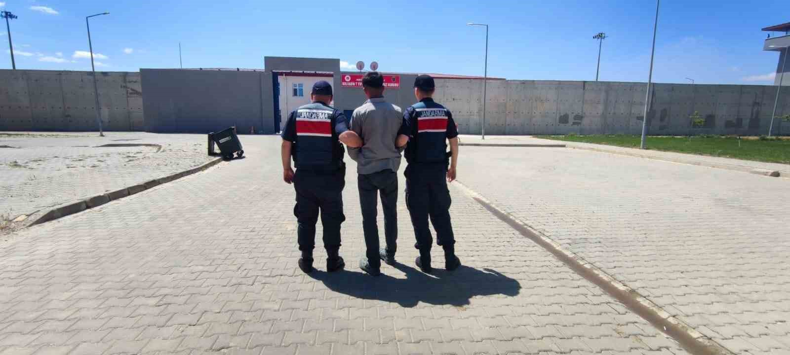 AFYONKARAHİSAR’DA HIRSIZLIK SUÇUNDAN HAPİS CEZASI İLE ARANAN BİR ŞAHIS JANDARMANIN