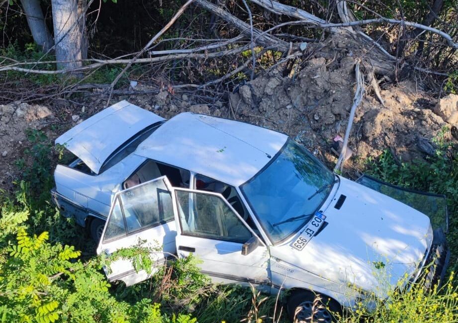 Afyonkarahisar’da iki otomobilin çarpıştığı kazada biri ağır 3 kişi yaralandı.