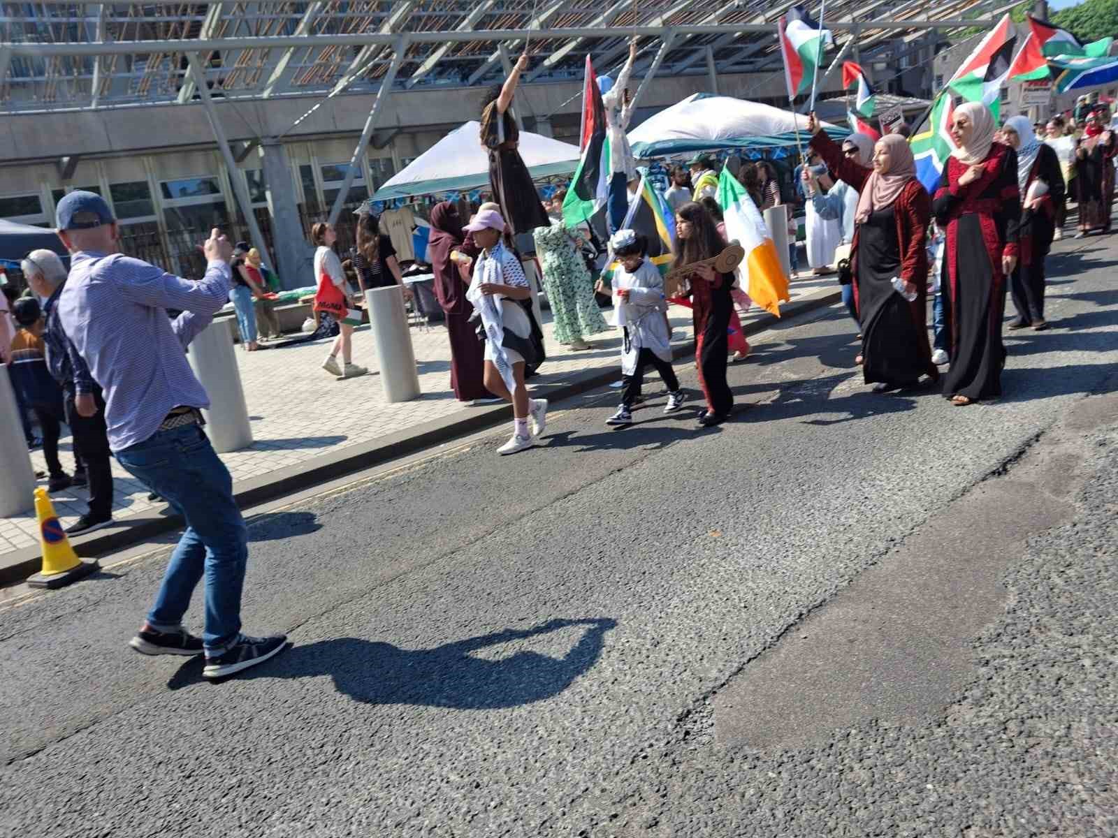İskoçya’nın başkenti Edinburgh’ta Filistin’e destek için toplanan yaklaşık 10 bin