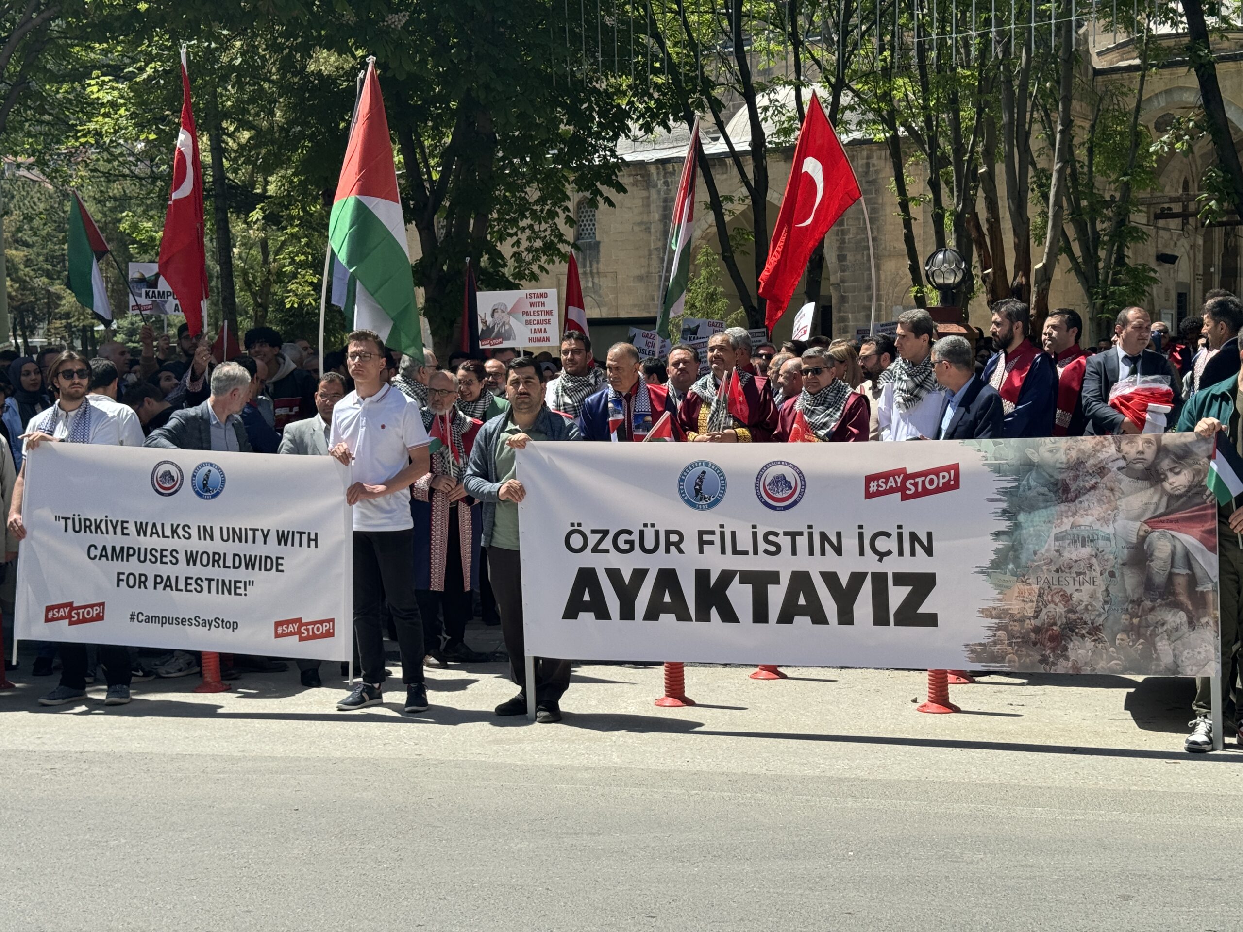 Afyonkarahisar’da üniversite öğrencileri ve akademisyenler, İsrail’in Gazze’ye yönelik saldırılarını protesto