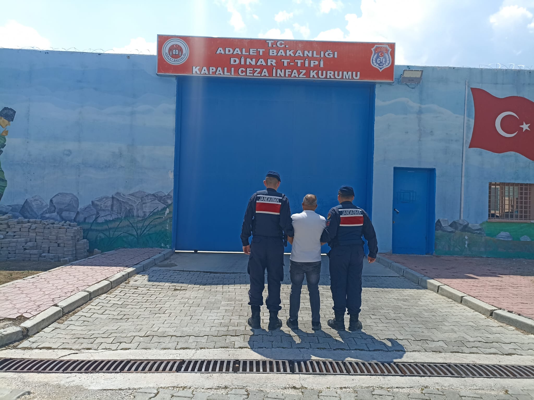 Afyonkarahisar İl Jandarma Komutanlığınca, aranan şahısların tespiti ve yakalanması amacıyla